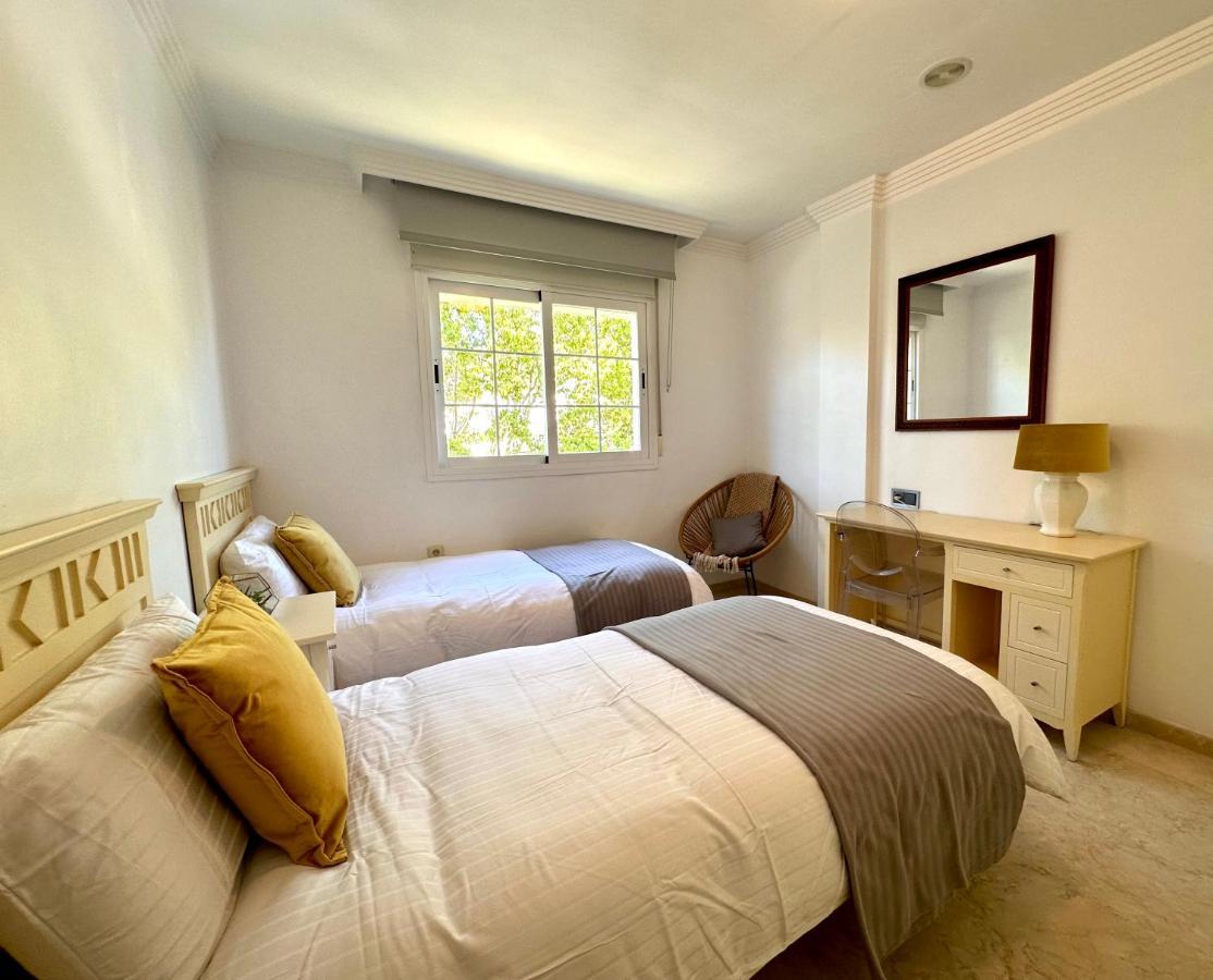 Moderno Apartamento Con Preciosas Vistas Al Mar En Urbanizacion Con Piscina - Rio Real 11 2G Marbella Exterior photo